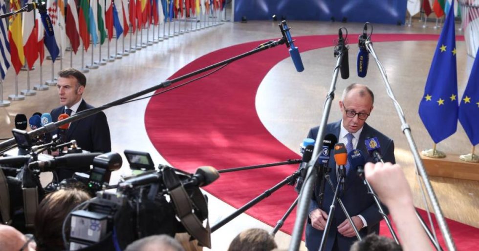 Politico: Σε τροχιά σύγκρουσης Μακρόν και Μερτς για τα Στενά του Ορμούζ